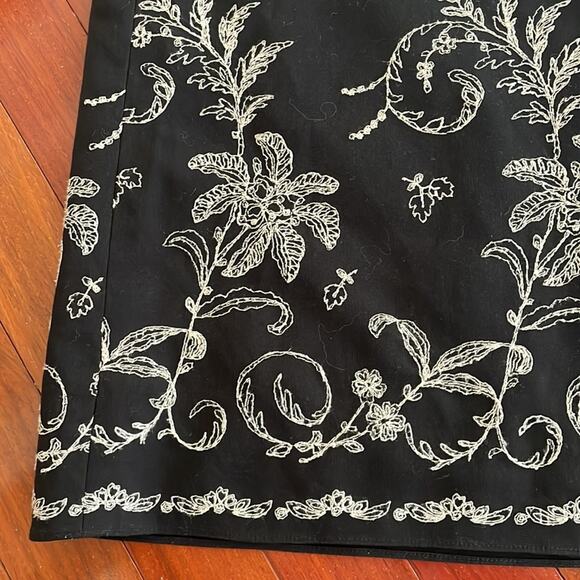 Ann Taylor Black Embroidered Mini Skirt Size 8 Rayon  Stretchy Preppy Twee - Picture 2 of 5